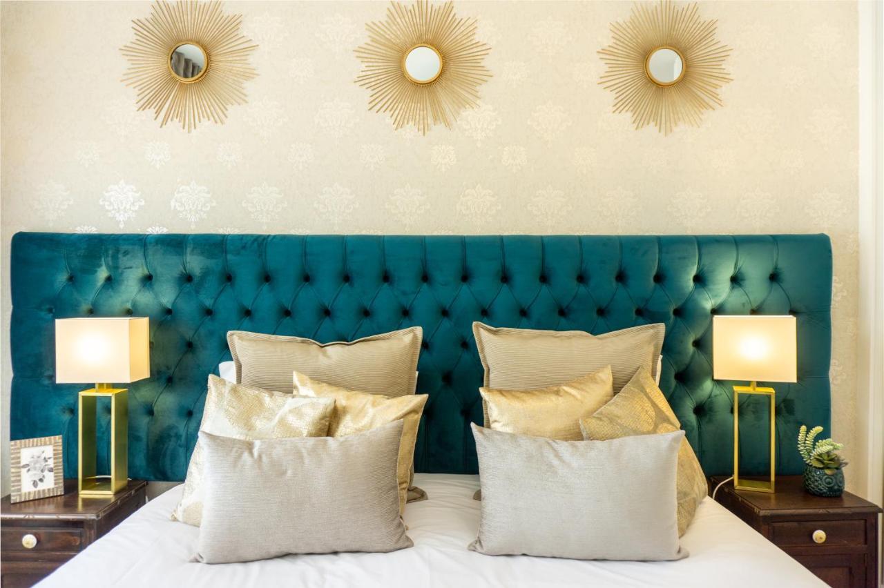 Gaze Out At The City In A Retro-Chic Getaway Lissabon Exterior foto