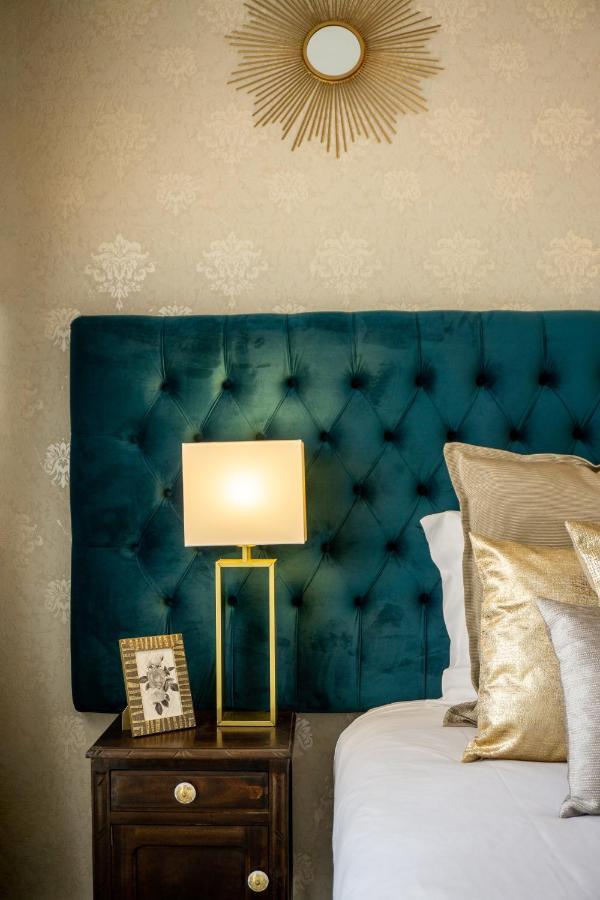 Gaze Out At The City In A Retro-Chic Getaway Lissabon Exterior foto