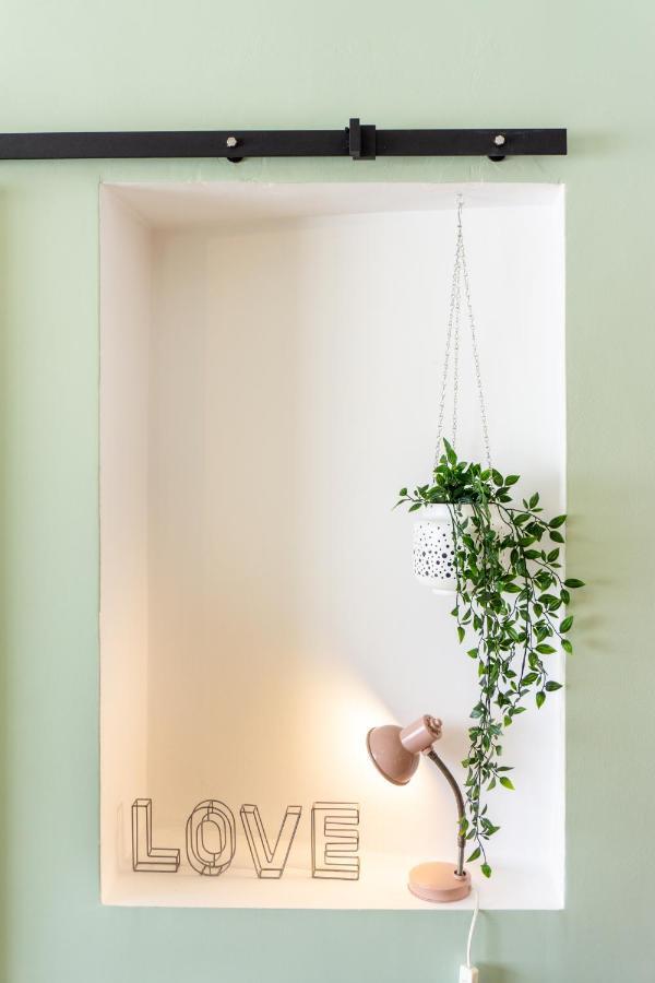 Gaze Out At The City In A Retro-Chic Getaway Lissabon Exterior foto