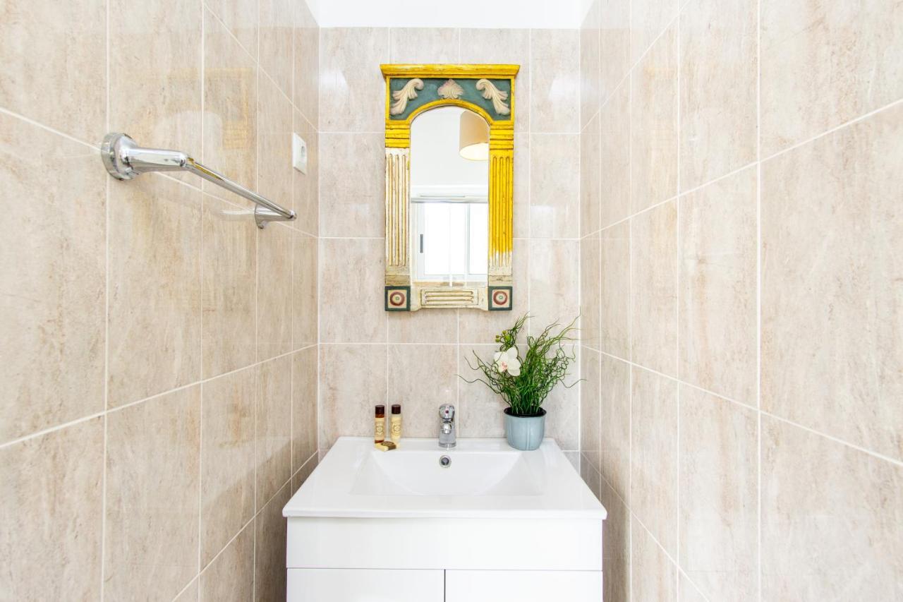 Gaze Out At The City In A Retro-Chic Getaway Lissabon Exterior foto