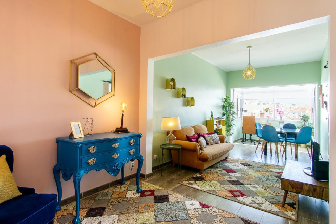 Gaze Out At The City In A Retro-Chic Getaway Lissabon Exterior foto